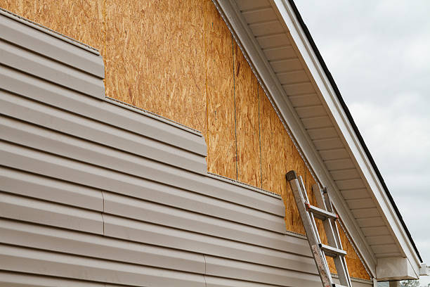 Professional Emergency Siding Repair technician working in Bensenville, IL